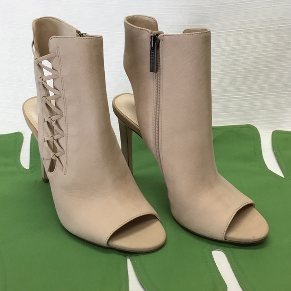 BCBGeneration New Striking Heels - Picture 2 of 8